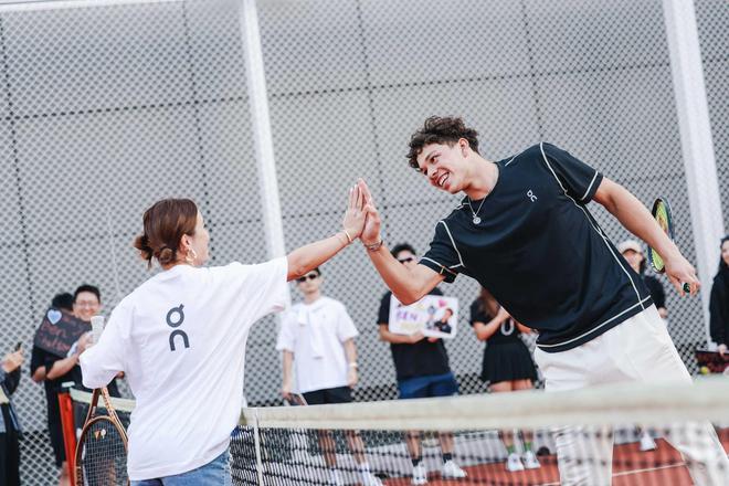 他通过背身 他通过背身